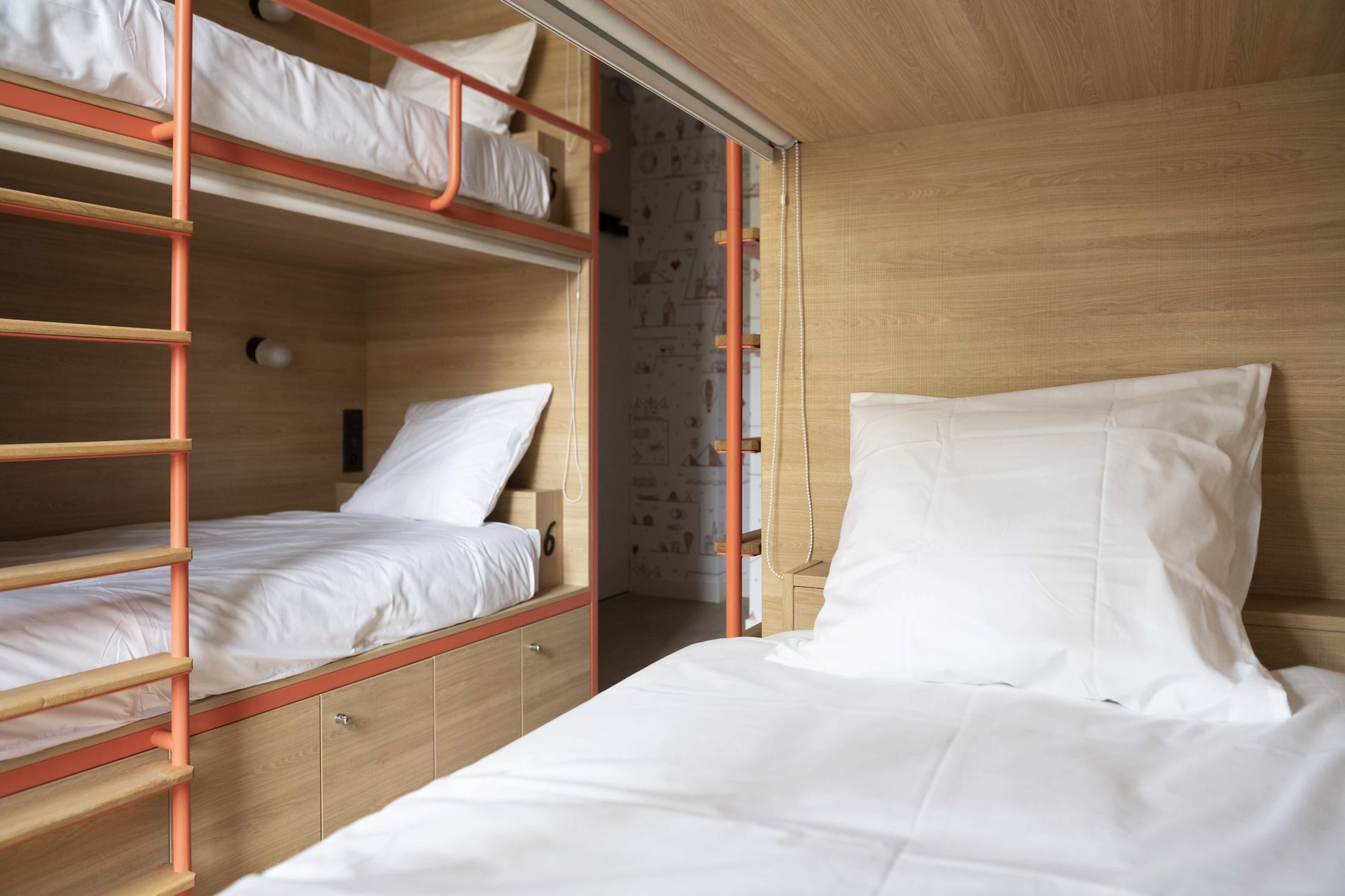 MIXED DORM, 8 BEDS