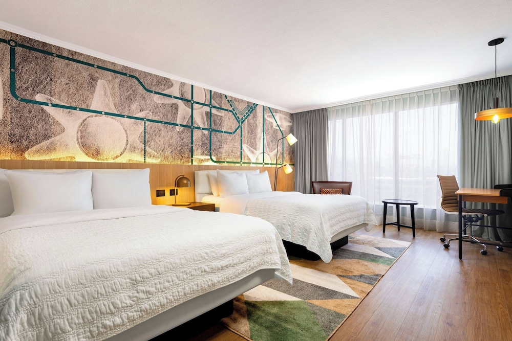 DELUXE, 2 QUEEN BEDS, CITY VIEW