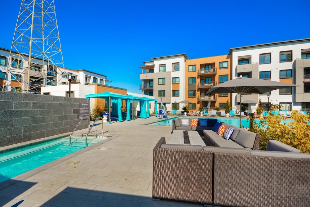Global Luxury Suites in Menlo Park 40/50