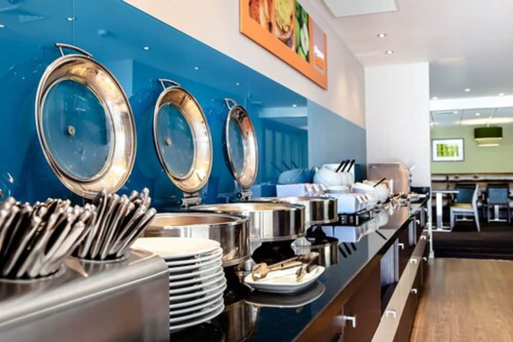 Holiday Inn Express Manchester Airport 65/74