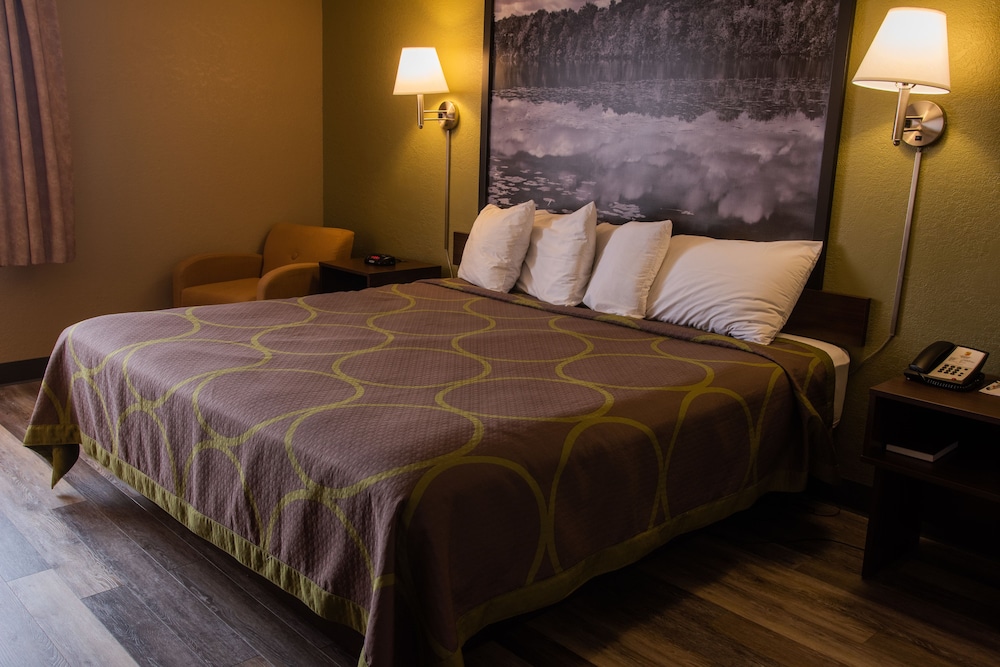Super 8 By Wyndham Mississauga 7/22