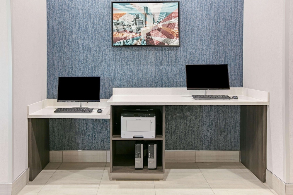 La Quinta Inn & Suites by Wyndham DFW West-Glade Parks 41/47