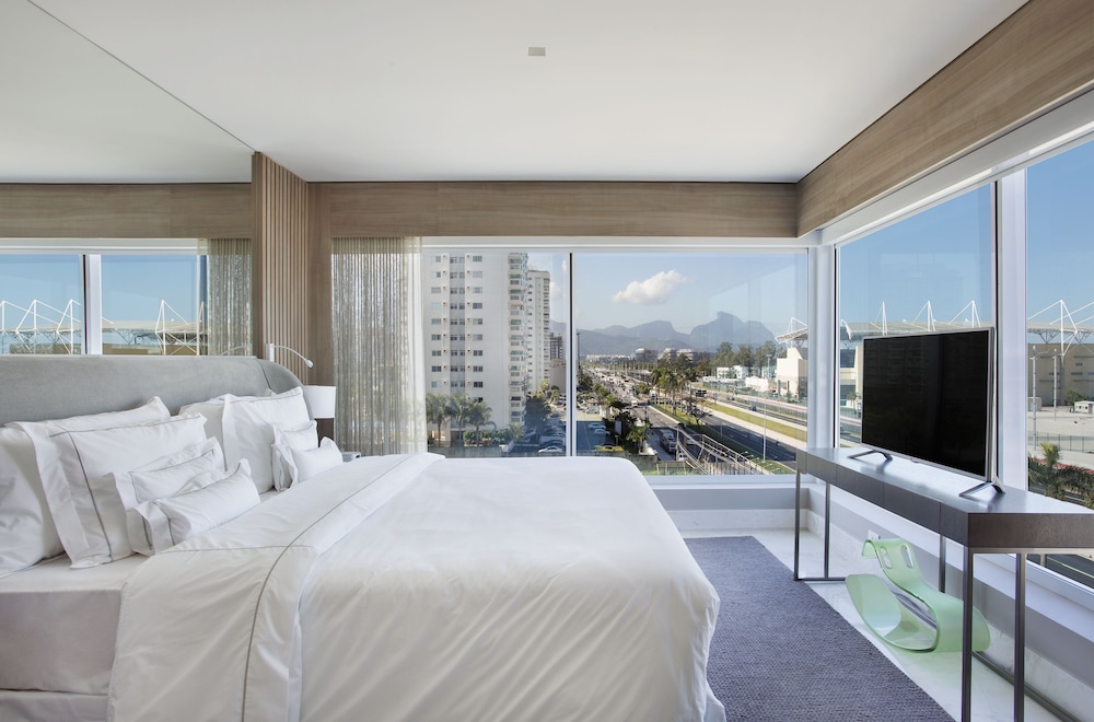 DELUXE, KING BED