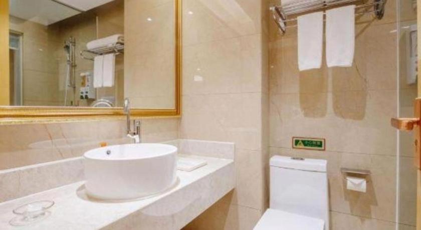 Vienna Hotel Huizhou (Huabianling Square Branch) 47/50