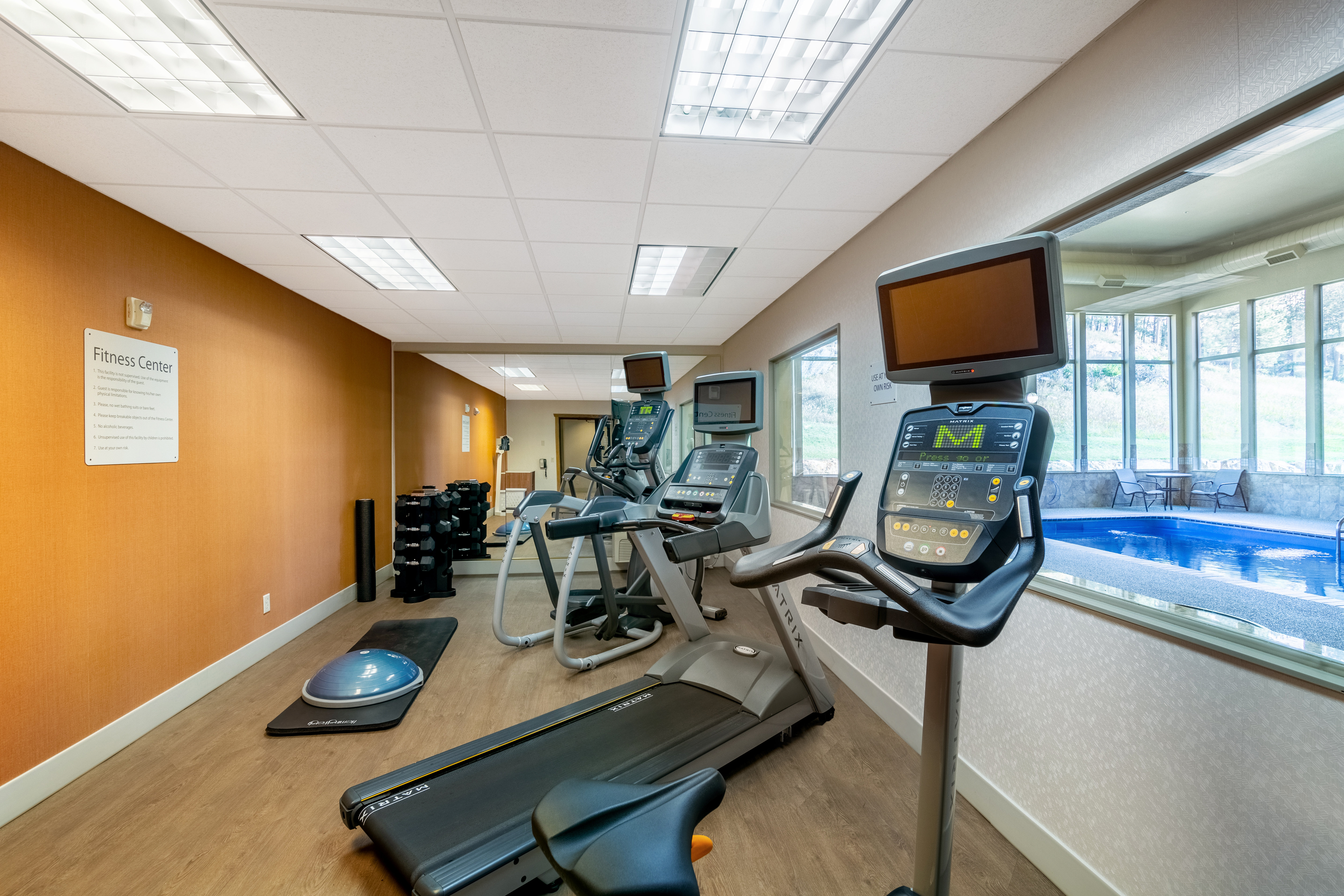 Holiday Inn Express and Suites Custer 42/59