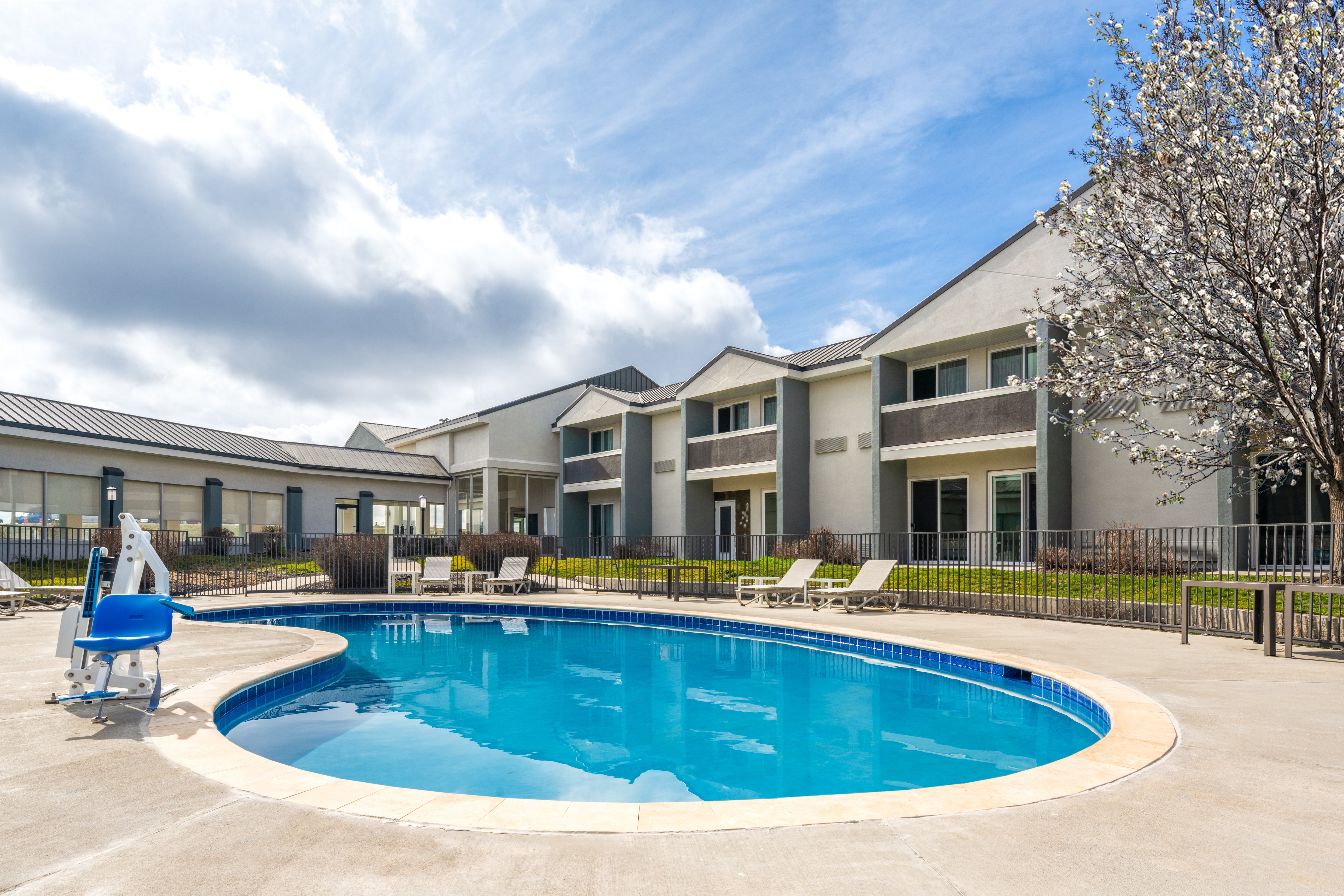 Holiday Inn Ontario 59/61