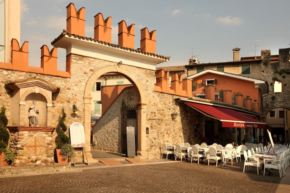 Corte San Luca Apartments 1/50