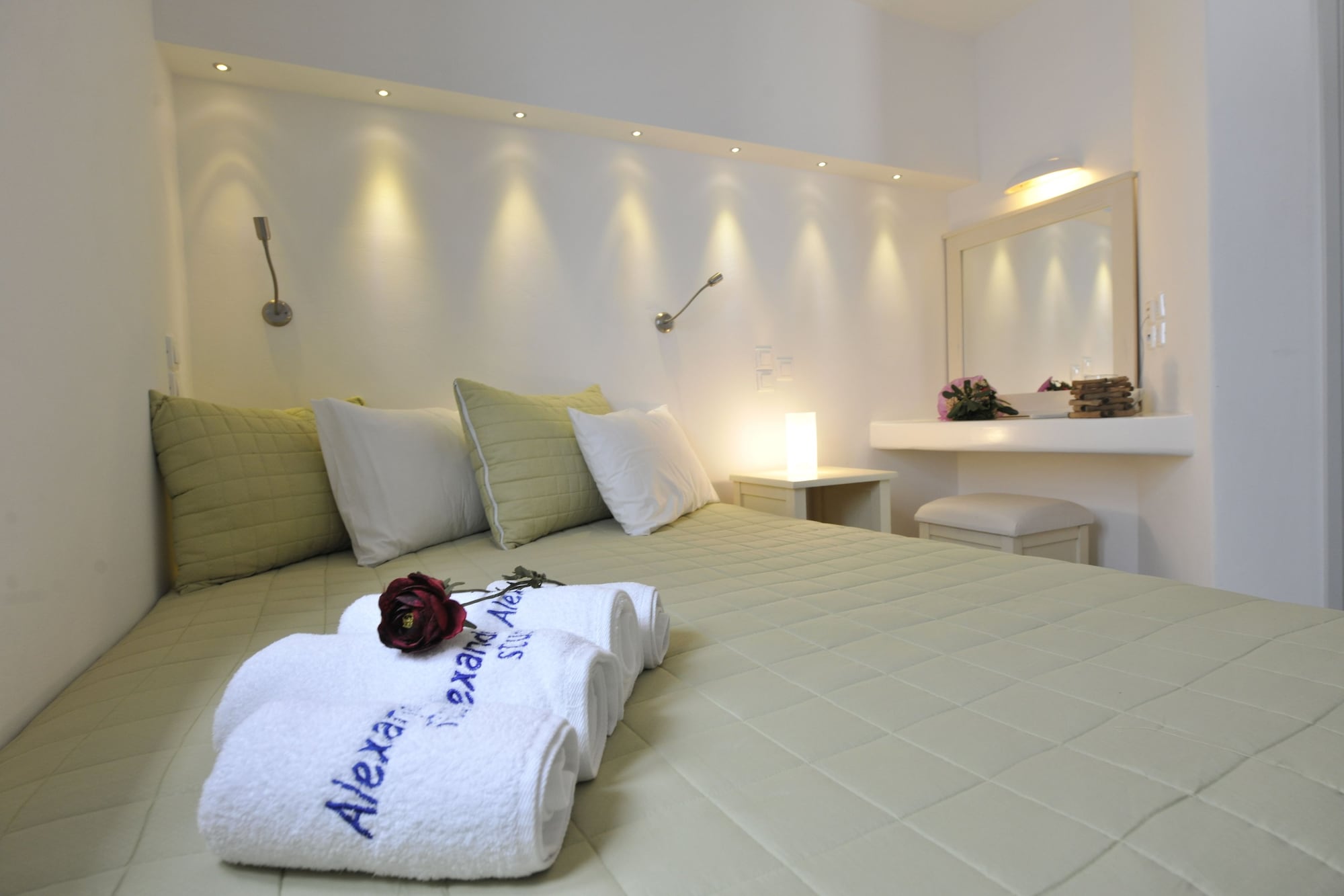 Courtyard, Standard, Queen Bed