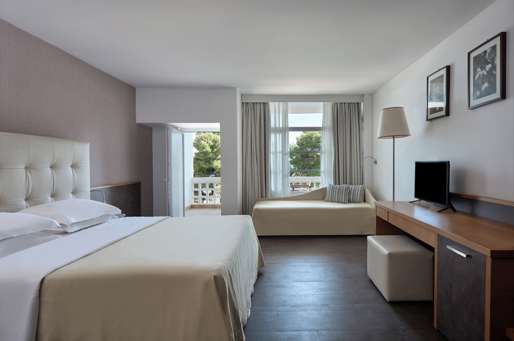Plus, Deluxe, 1 Queen and 1 Single Bed, Sea View, Sofa