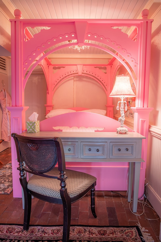 Justine Inn Savannah 7/62
