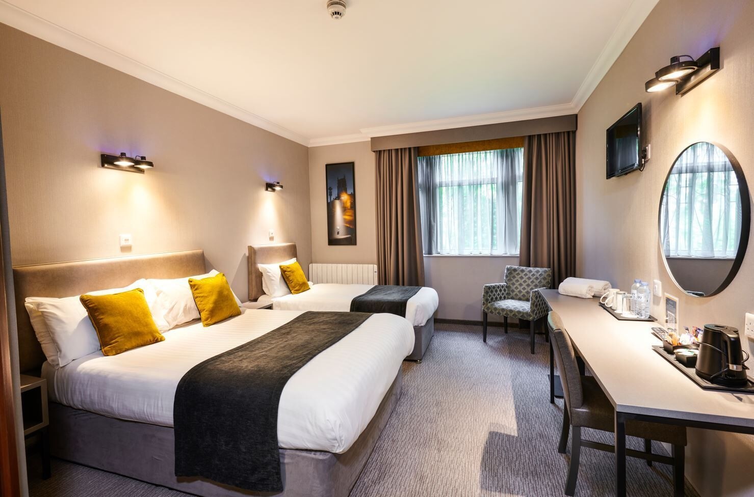 ROOM, DOUBLE OR TWIN BED