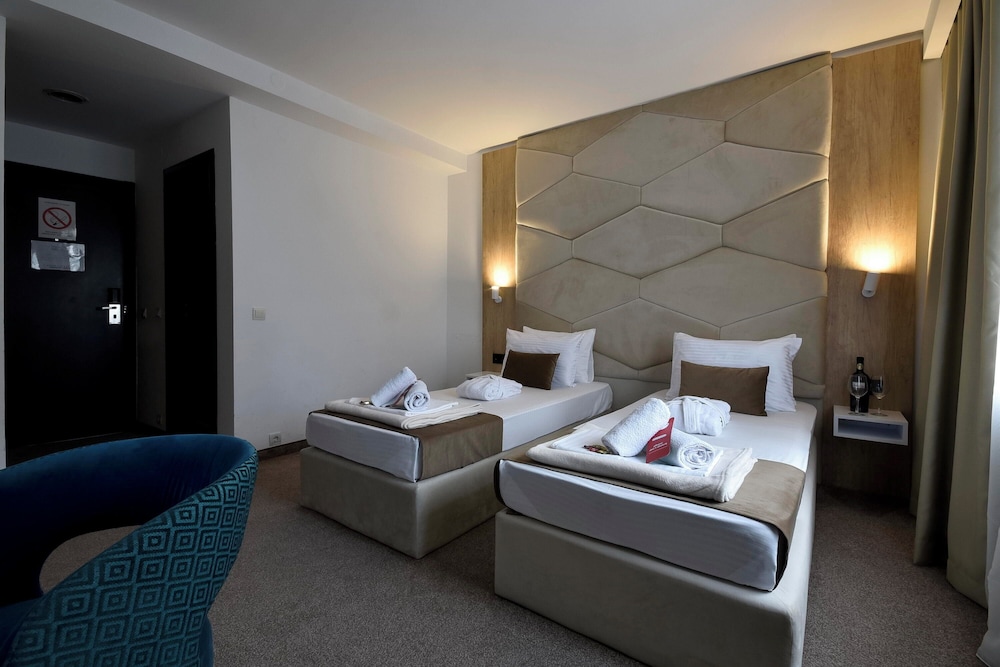 EXECUTIVE, TWIN BEDS