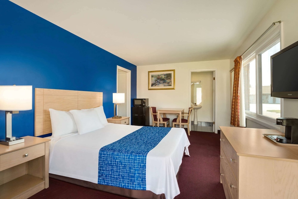2 BEDROOMS, SUITE, 1 QUEEN AND 2 DOUBLE BEDS