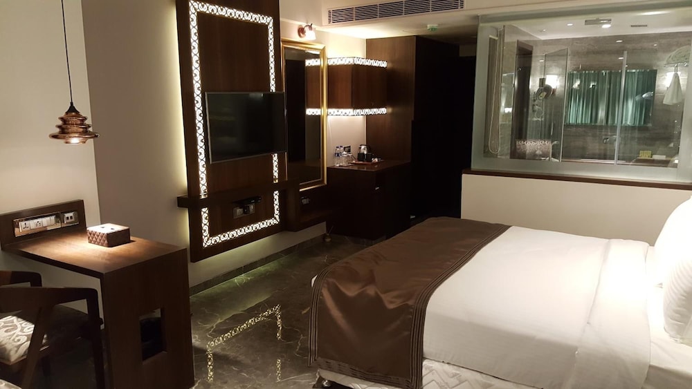 Peninsula Redpine Mumbai 38/58