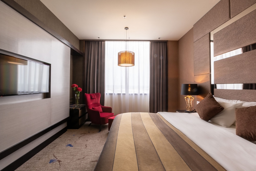 New World Suites 8/43
