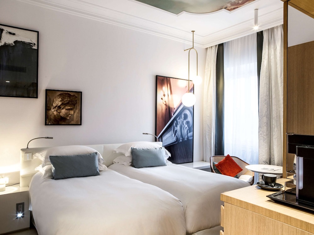 LUXURY, TWIN BEDS