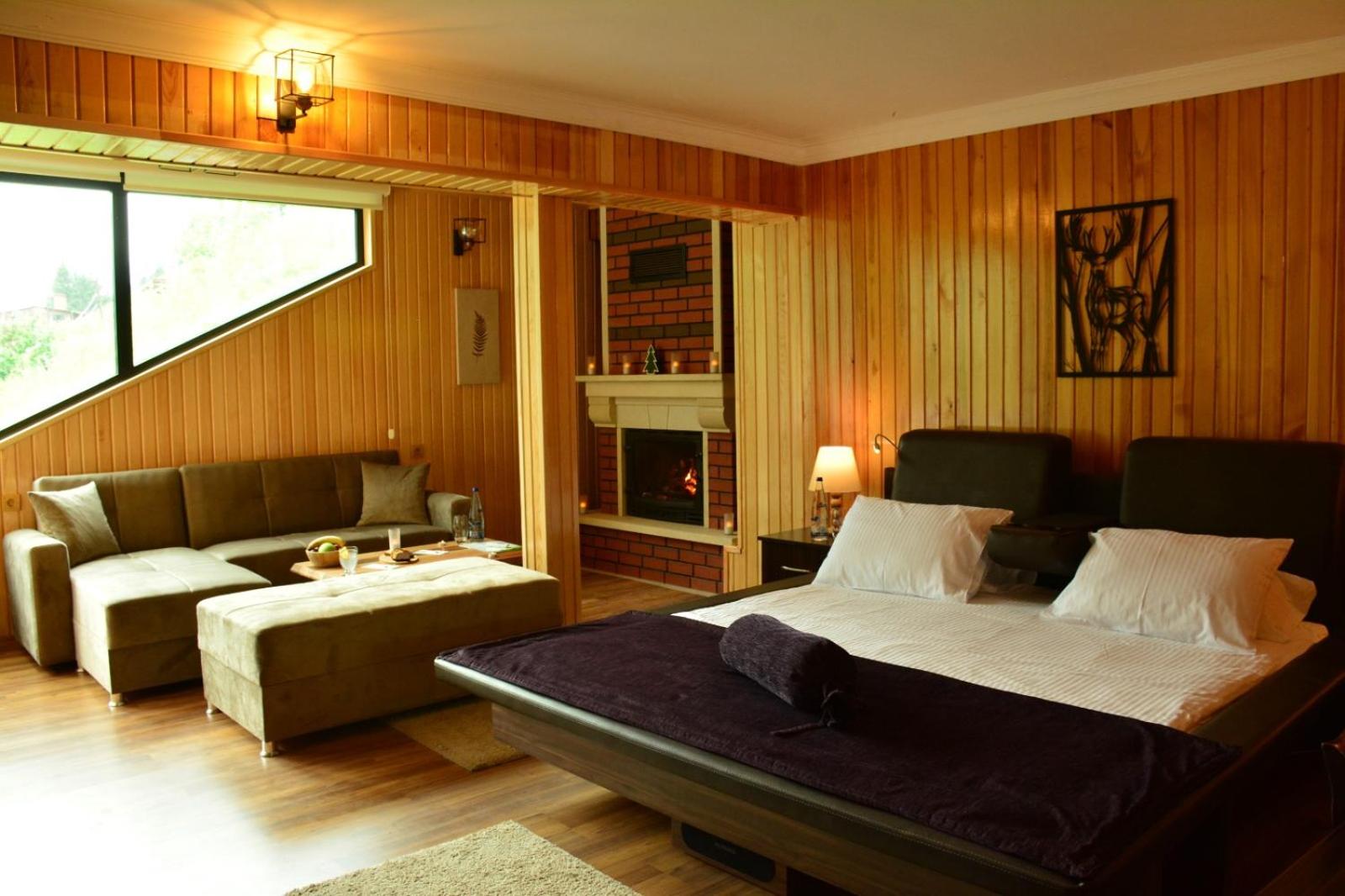 Suite, Queen Bed, Waterfall View, Hot Tub