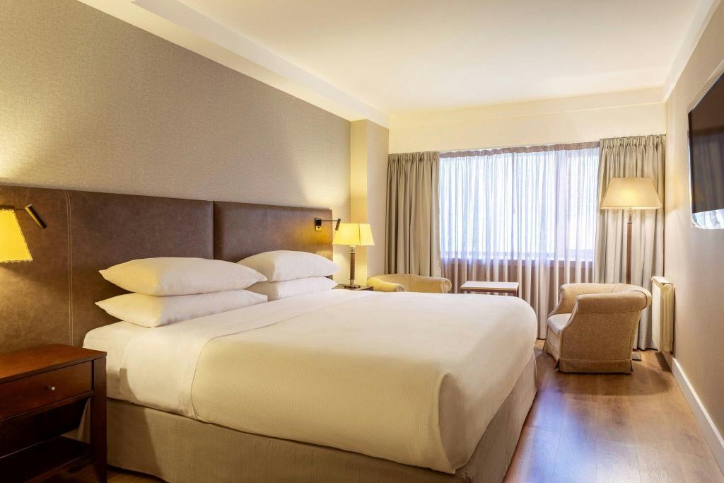 Guest Room, Classic, King Bed, Pool Access