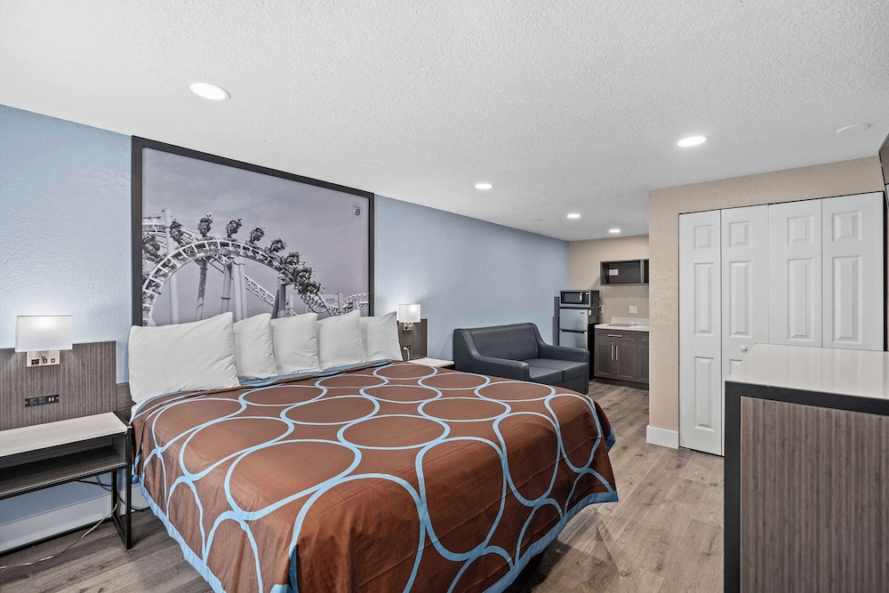 Super 8 by Wyndham Kissimmee/Orlando 16/50