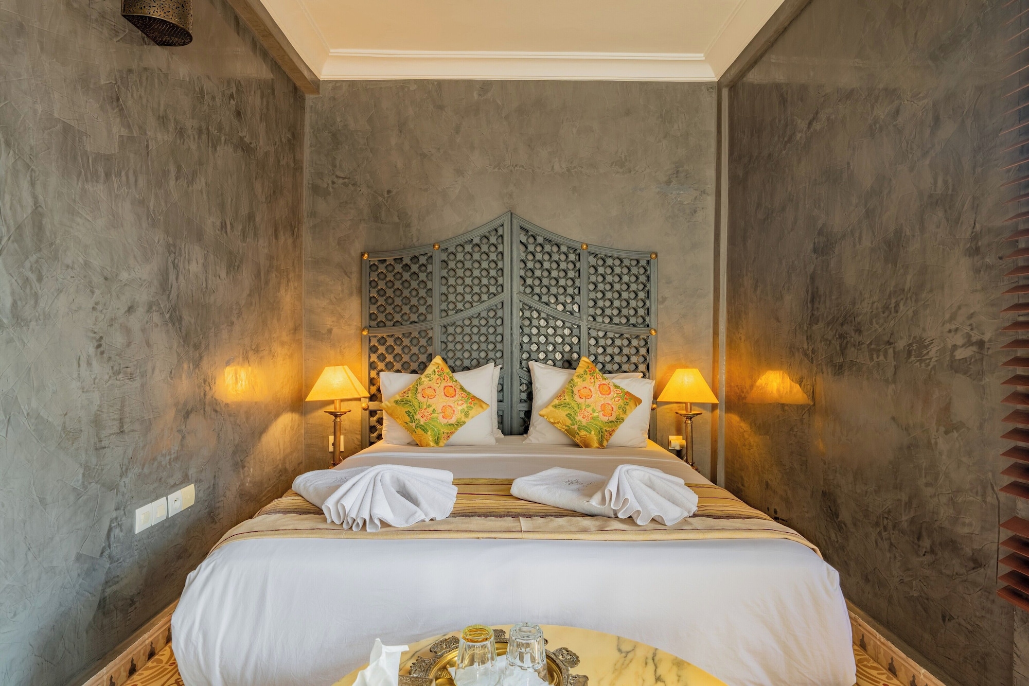 Signature, Tower, Queen Bed