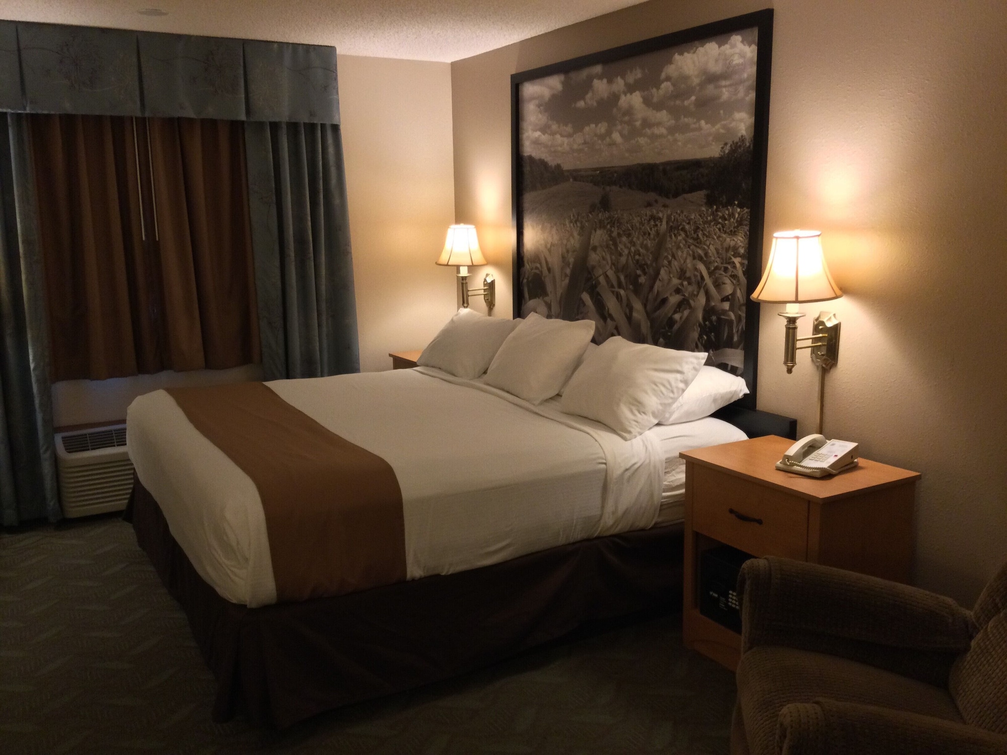 جناح بسرير كينج بحوض جاكوزي، Super 8 by Wyndham Monroe WI 3/7