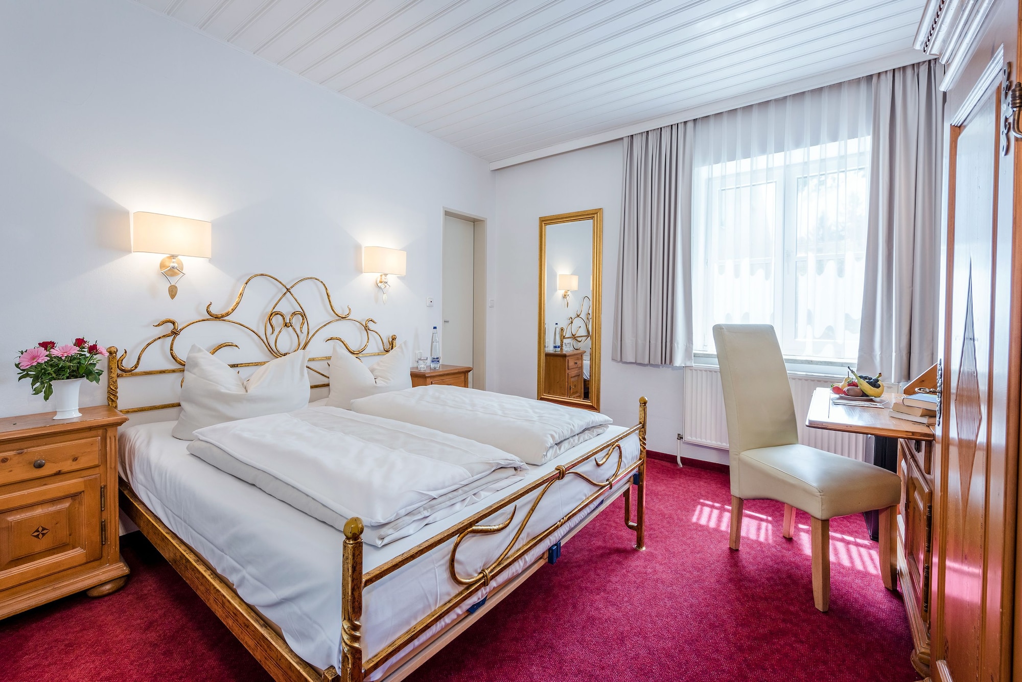 ROOM, DOUBLE BED