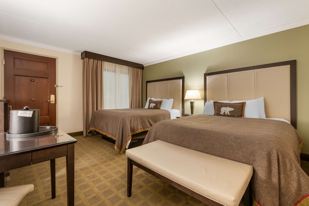 Standard, 2 Queen Beds, Pool Side