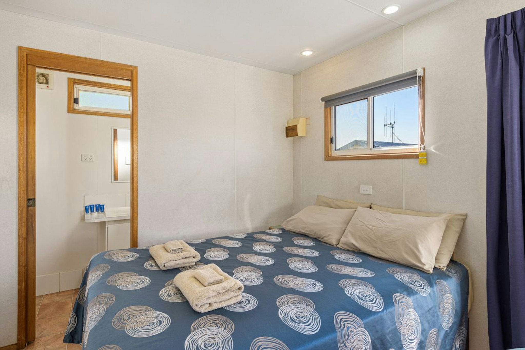 Economy, Studio, Cabin