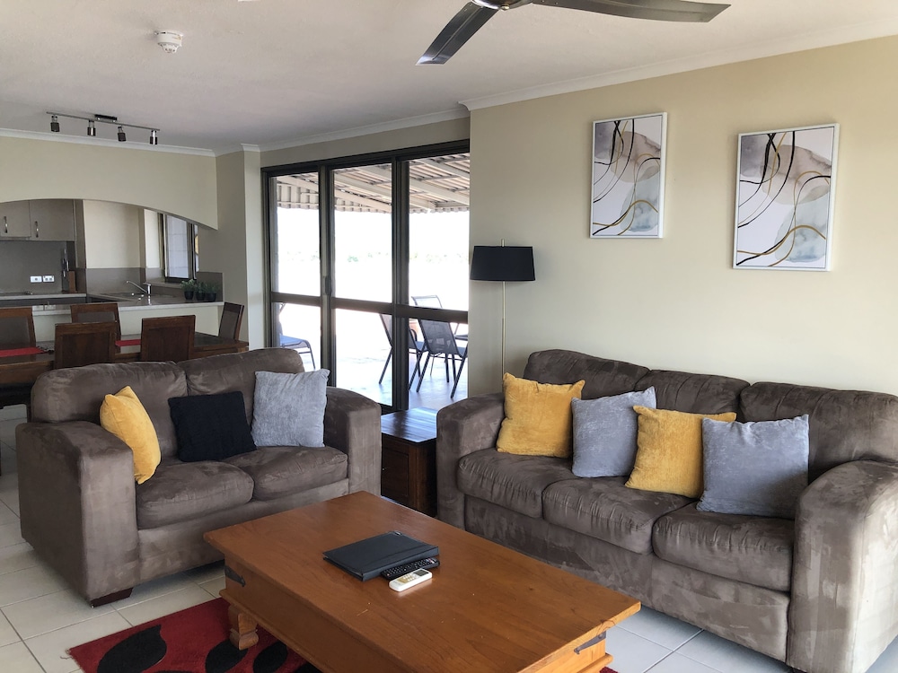 Coral Towers Holiday Suites 44/69