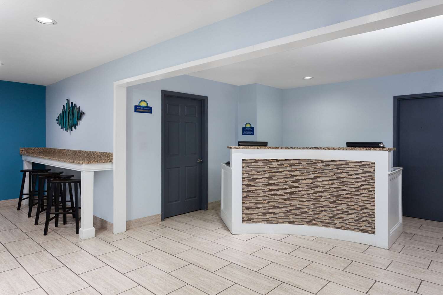 Days Inn & Suites by Wyndham Sellersburg 6/32