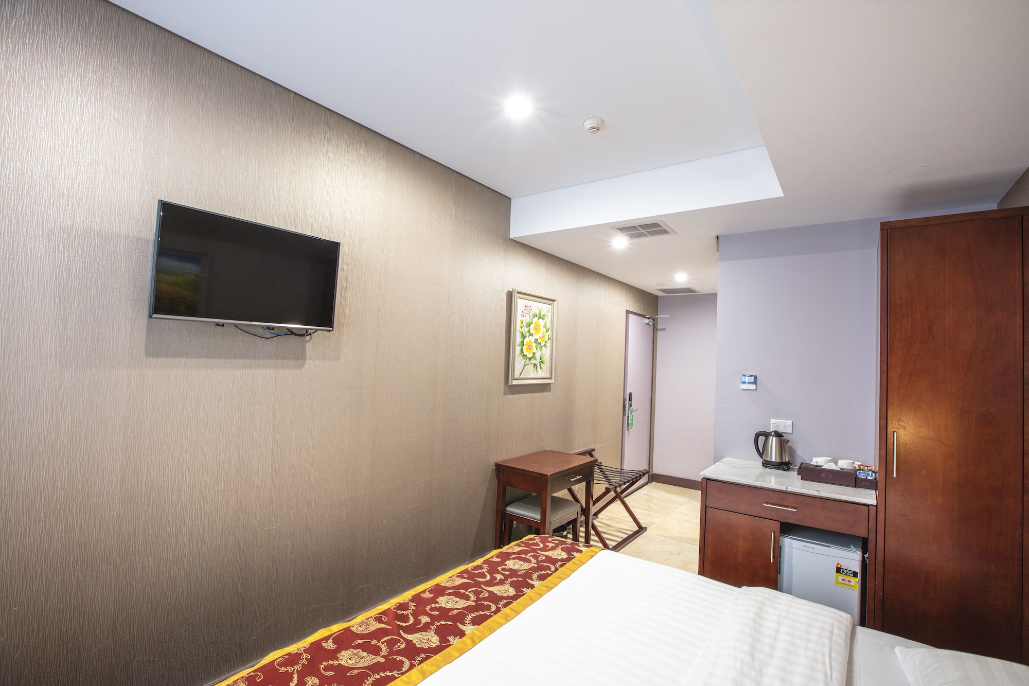 DELUXE, KING BED