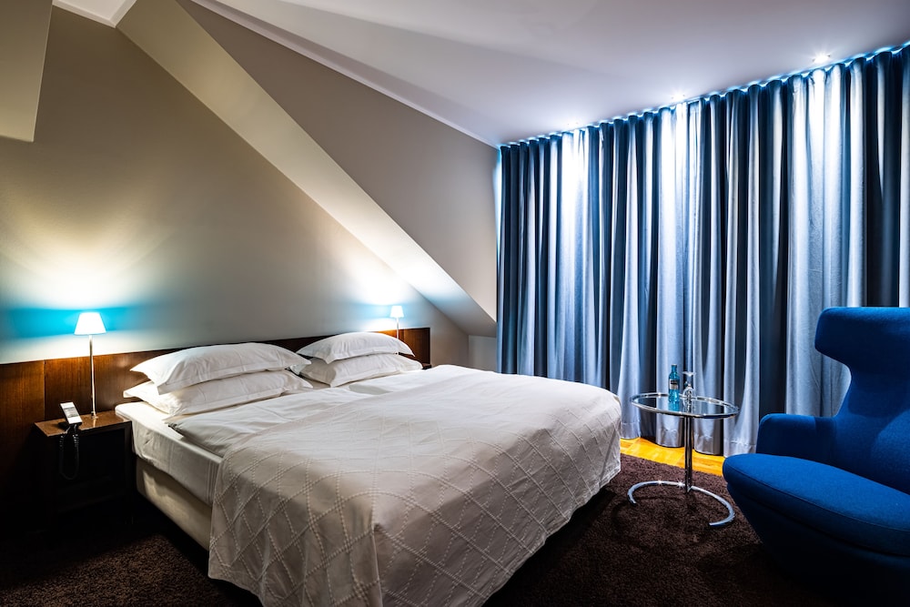 THE NEW YORKER HOTEL COLOGNE 13/74
