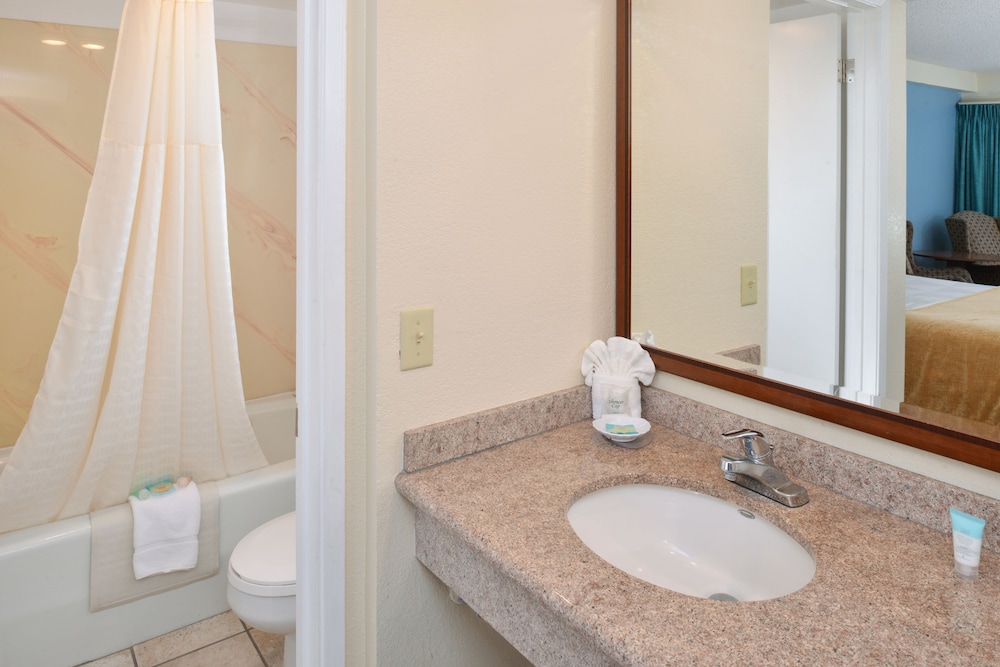 Edgewater Inn And Suites 33/76