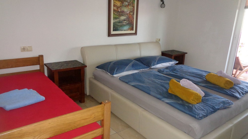 APARTMENTS MORETA 5/50