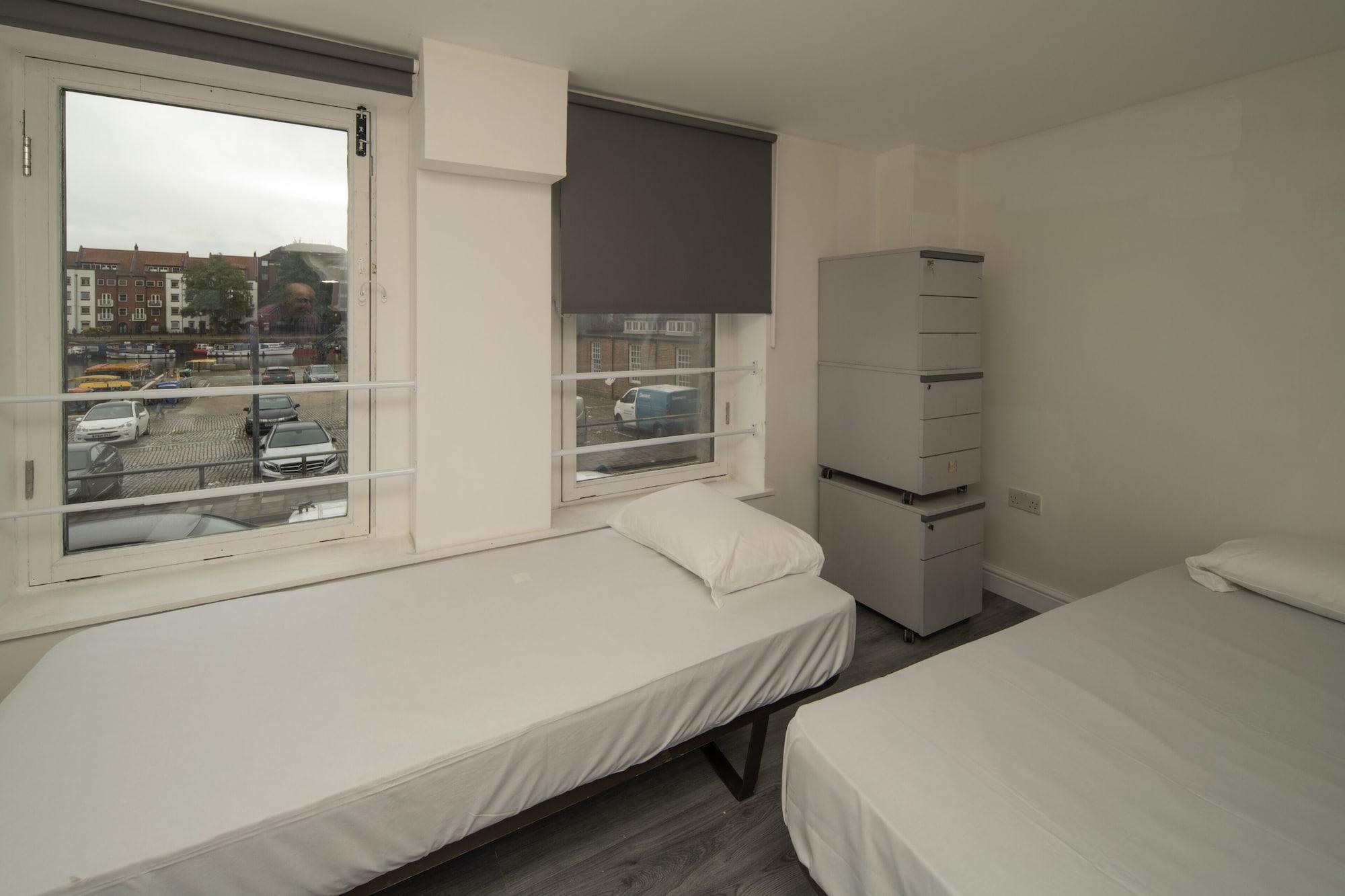 OYO Harbourside Hostel Bristol 16/39