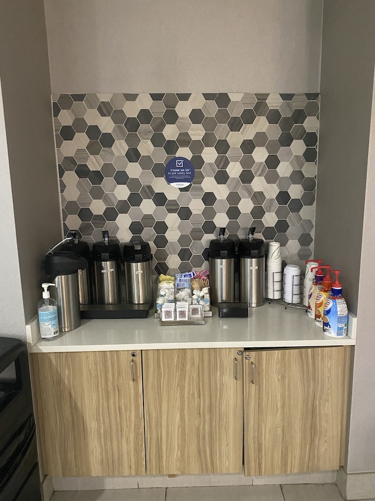 La Quinta Inn & Suite by Wyndham Lake City 8/29