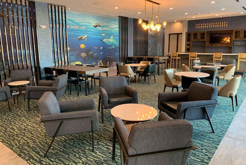La Quinta Inn and Suites by Wyndham Galveston North at I-45 16/28