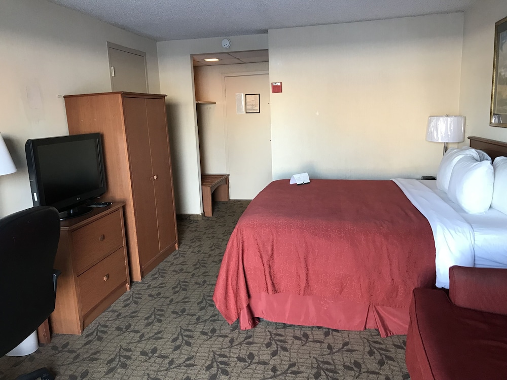 Spark by Hilton Lincoln Airport 8/27