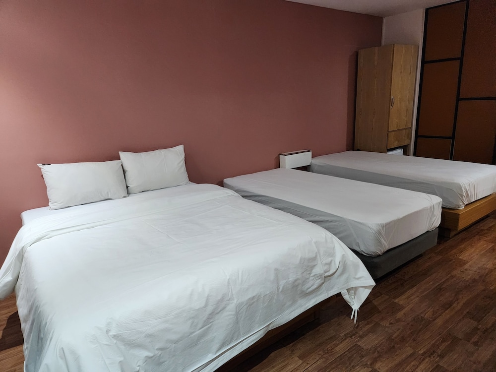 Central Plaza Hotel 28/50