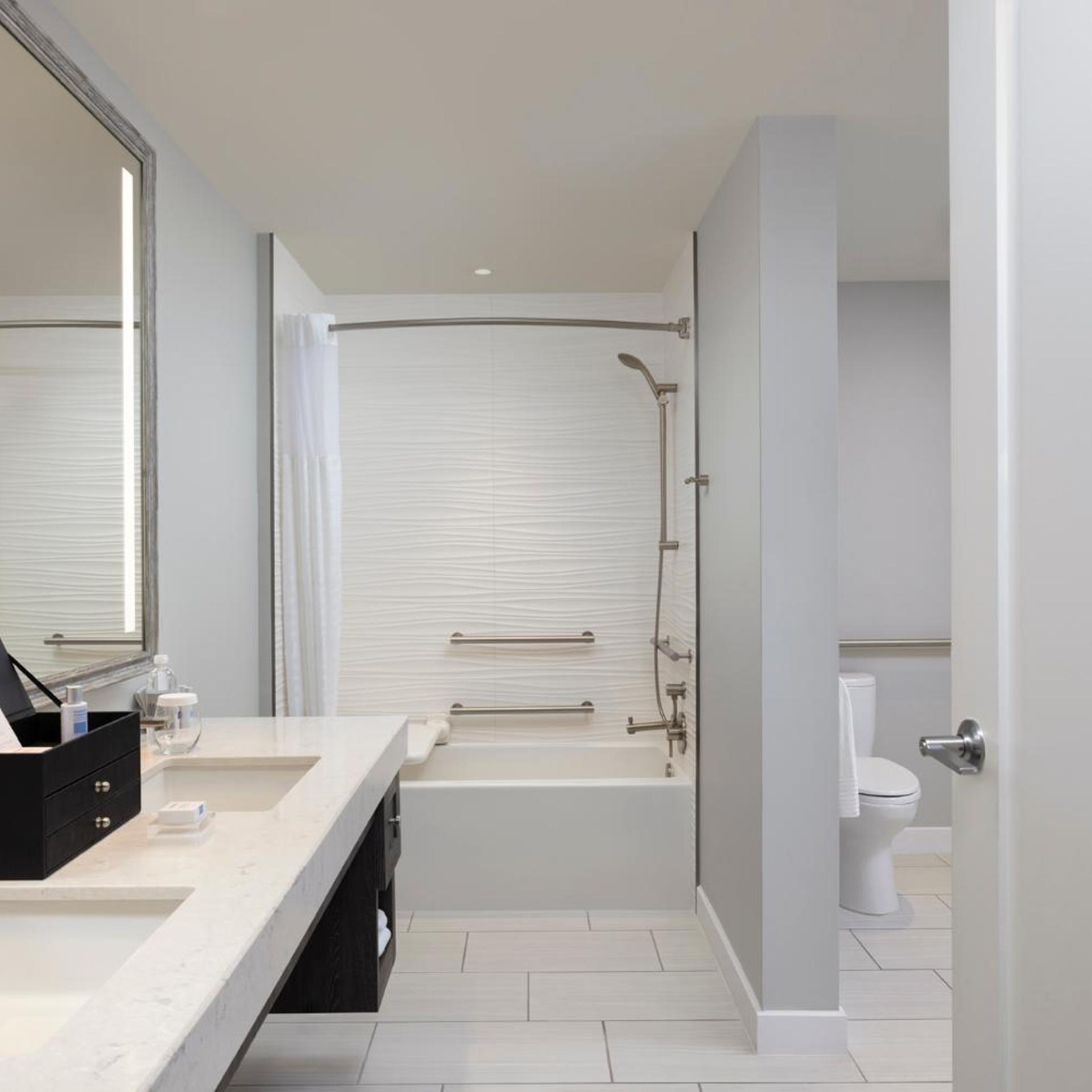 Suite, Villa, Bathtub, Accessible، Sunsuites Villas at Sunseeker Resort, Curio by Hilton 3/3