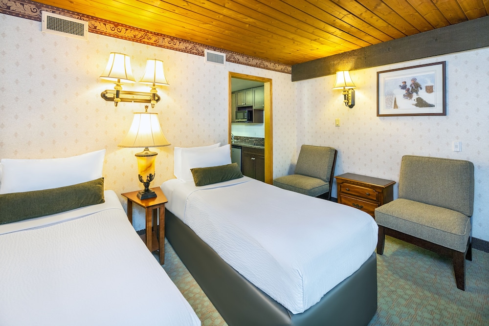 Suite, Queen and Twin Beds, Kitchenette