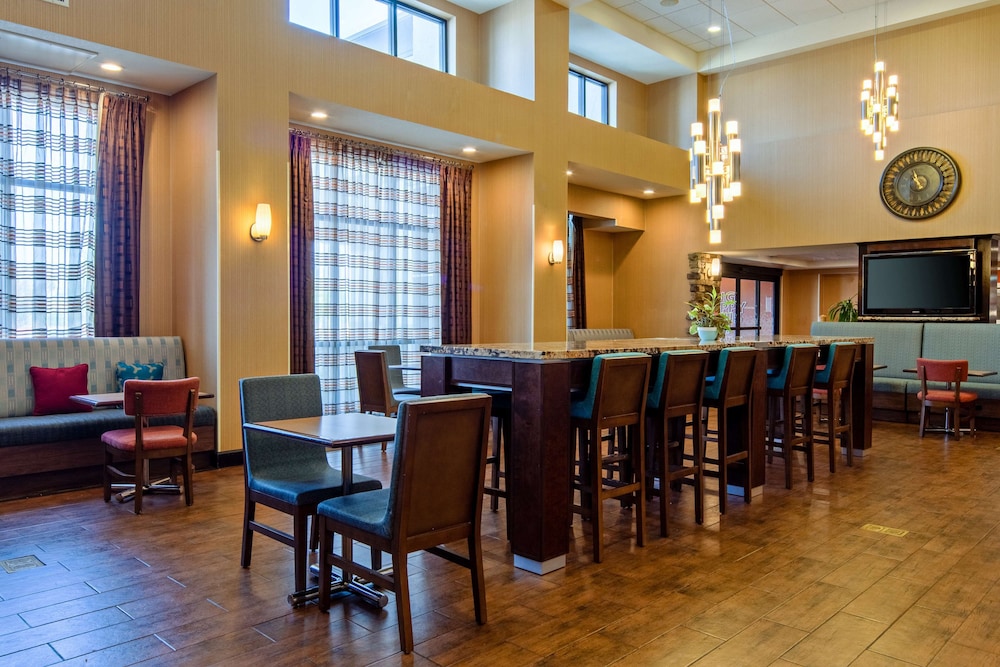 Hampton Inn and Suites-Bakersfield/Hwy 58, CA 37/51