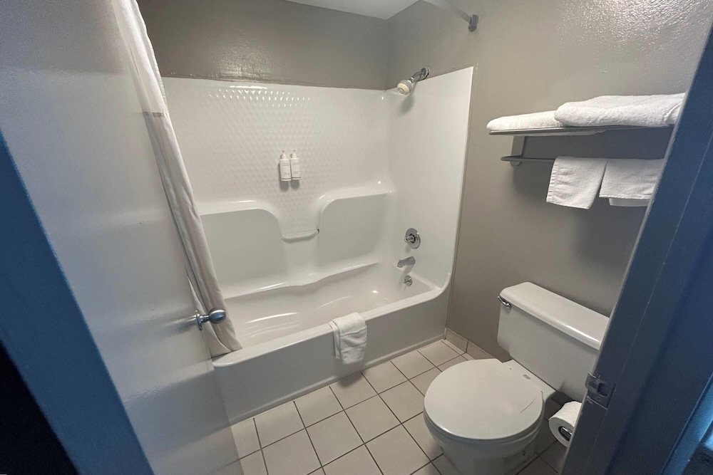 غرفة قياسية بسرير كينج، Days Inn by Wyndham Dublin GA 6/7