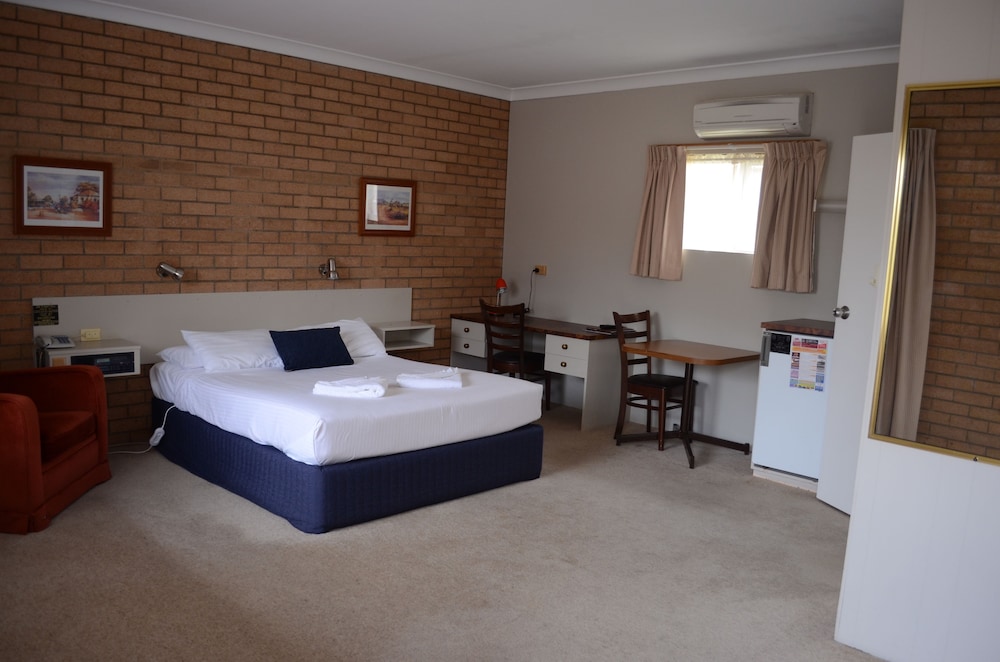 Deer Park Motor Inn And Restaurant 14/50