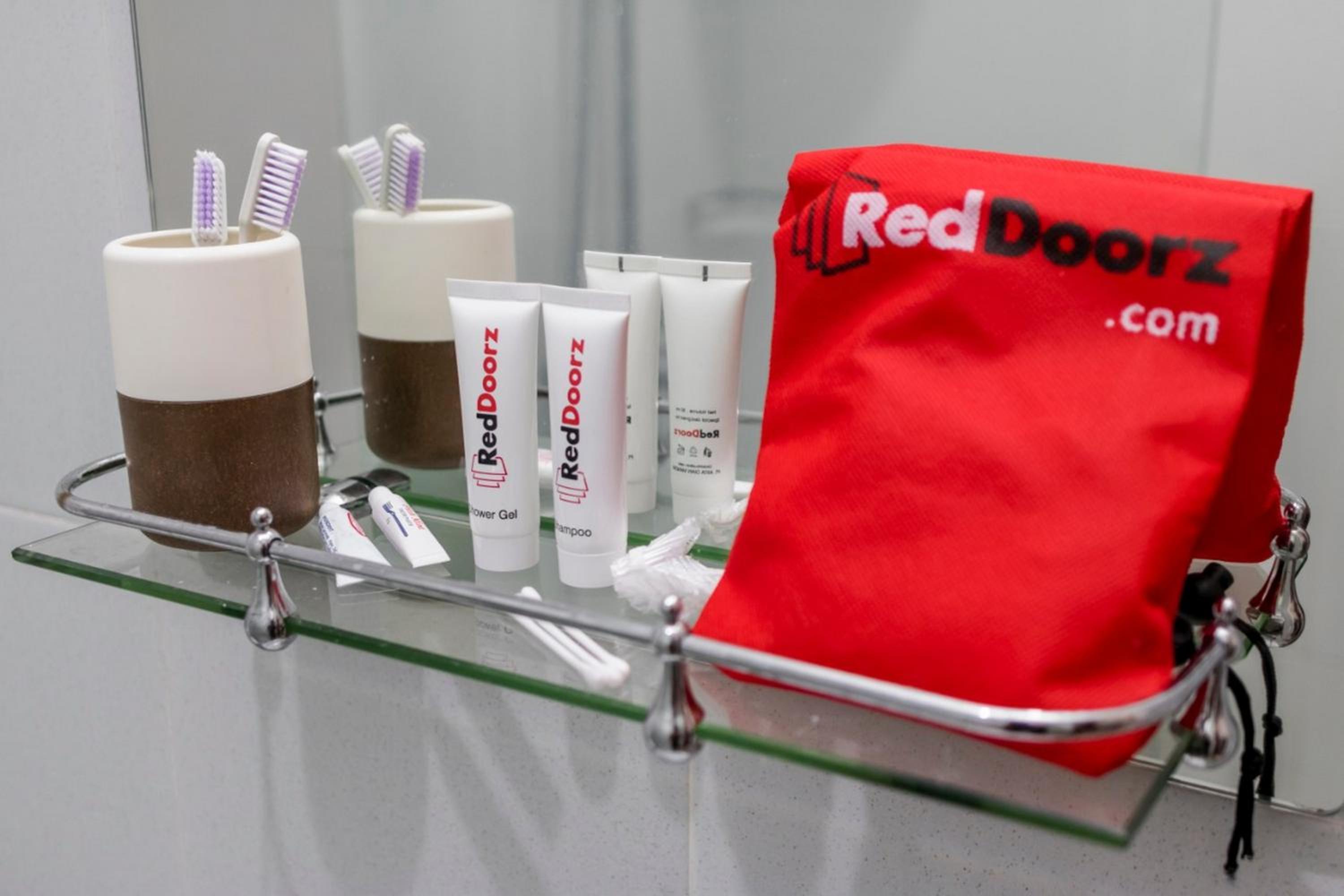 RedDoorz Plus near Tugu Mercusuar Anyer 25/50