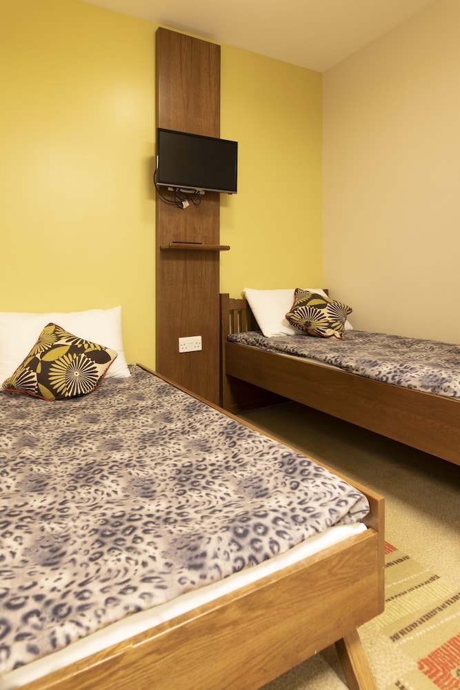 Chessington Resort Hotels 83/90