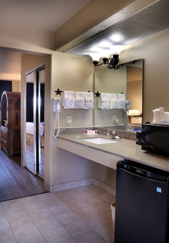 Days Inn Suites Llano 7/36