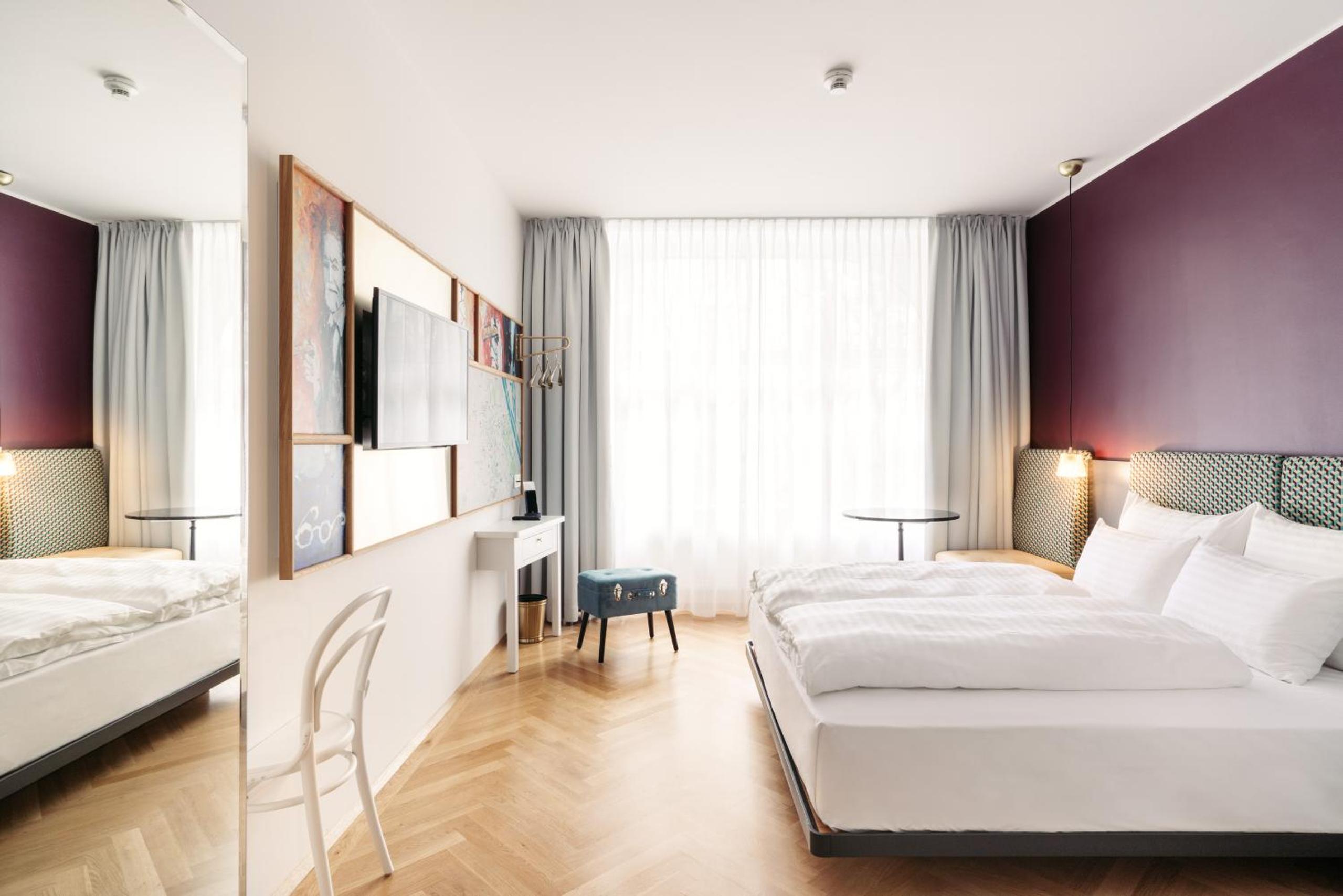 Smart, Atrium, Queen Bed