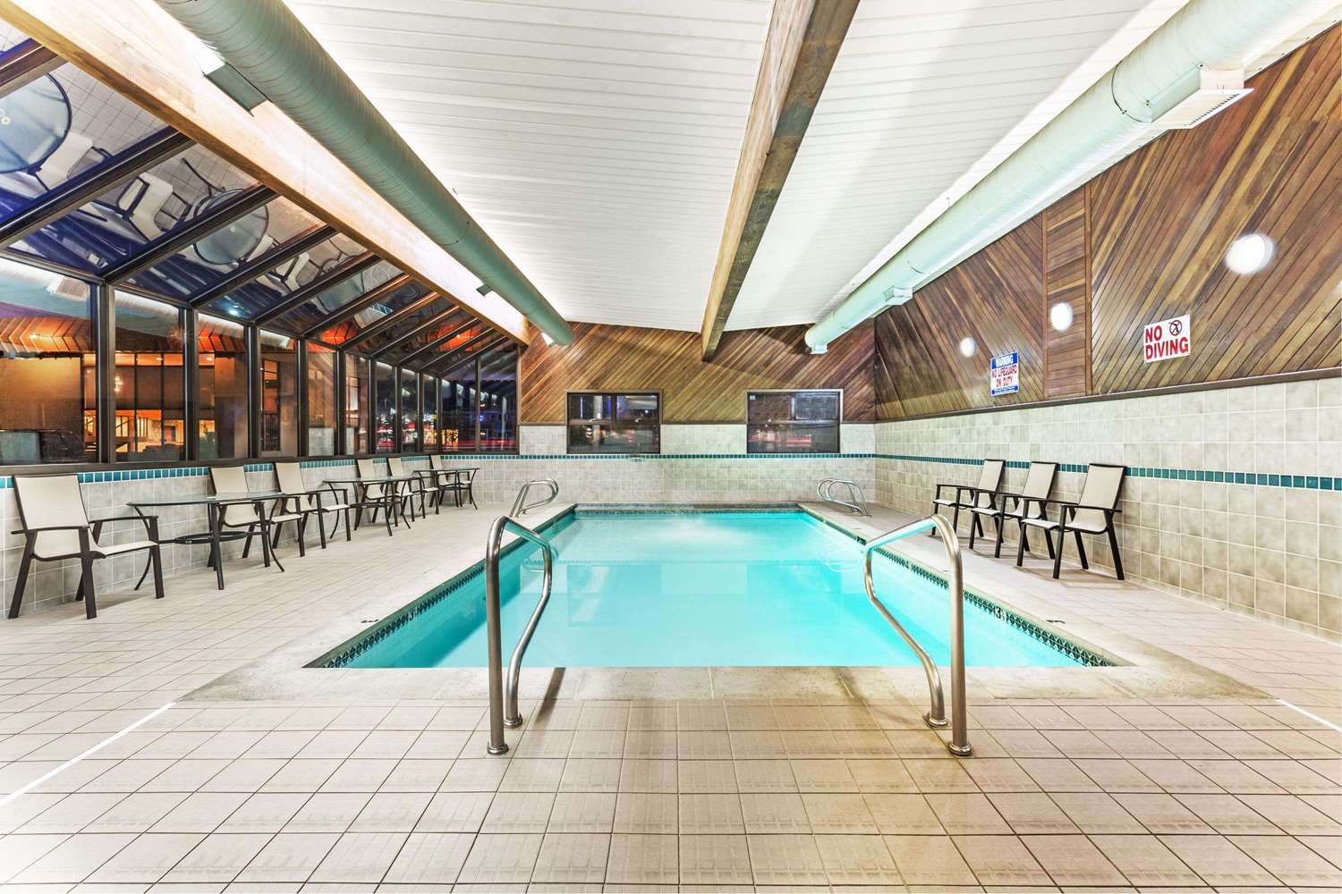 Days Inn & Suites by Wyndham Logan 19/37