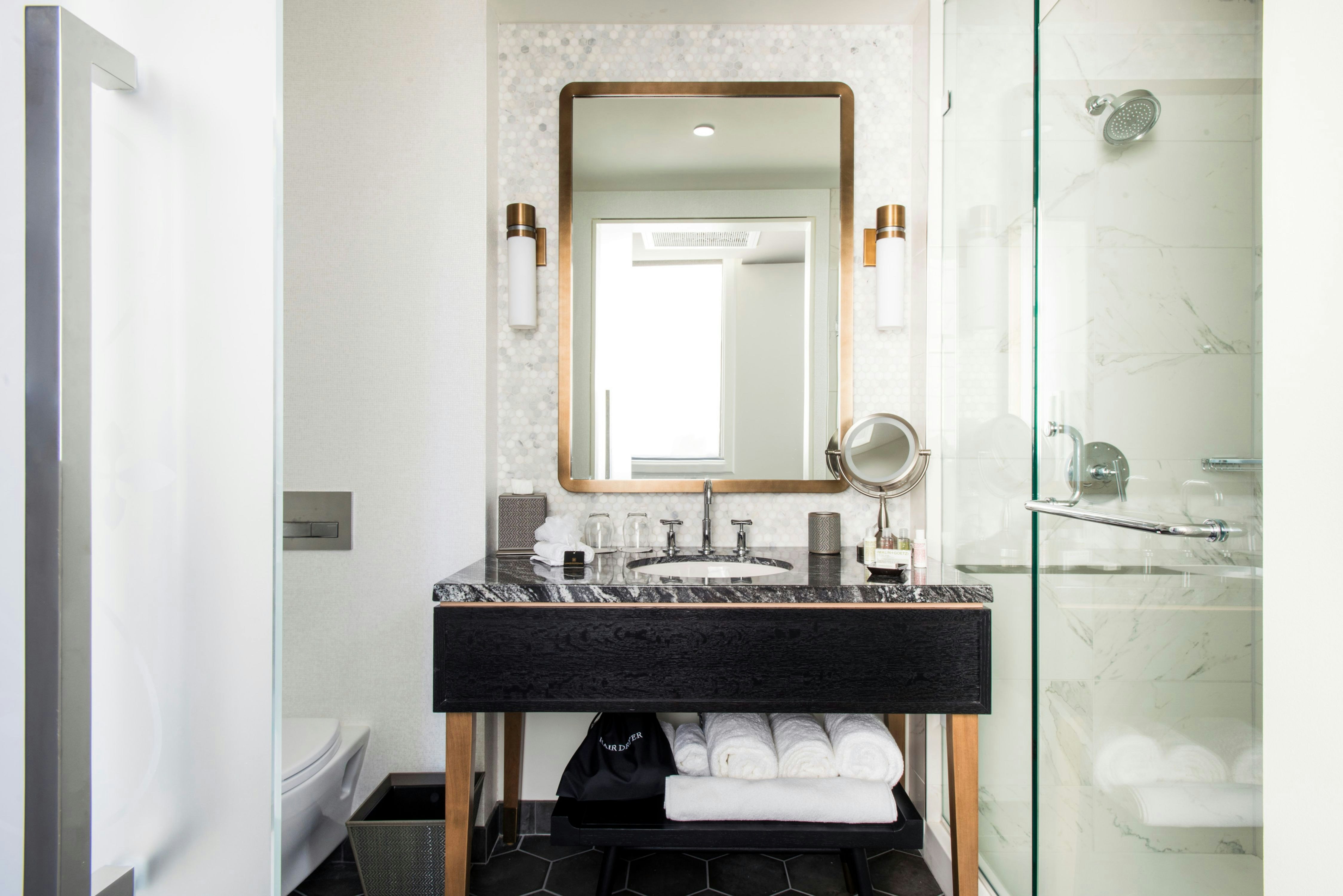 Londonhouse Chicago Curio Collection By Hilton 47/50